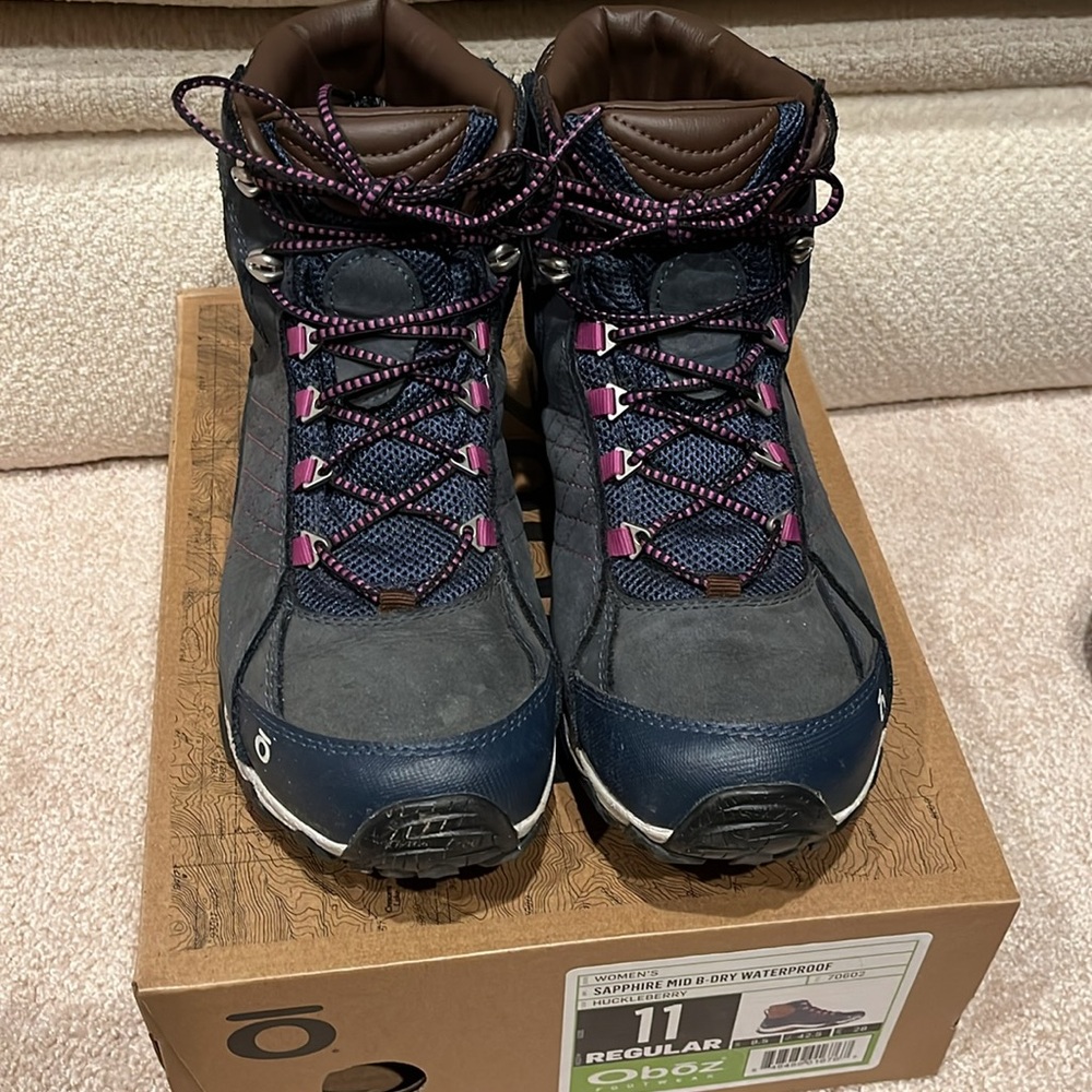 Oboz Woman sz 11 navy hiking boot
